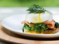 Pochierte Eier mit Lachs und Spinat Rezept