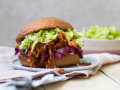Pulled Jackfruit-Burger mit Spitzkohlsalat Rezept