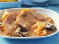 Putenbraten mit Trockenfrüchten, Kartoffeln und Salat Rezept