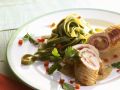 Putenroulade mit Käse-Schinken-Füllung dazu Bandnudeln Rezept