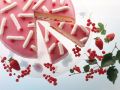 Quark-Sahnetorte mit roten Johannisbeeren und Erdbeeren Rezept
