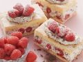 Biskuitschnitten mit Himbeeren Rezept