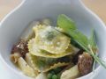 Ravioli mit Erbsenfüllung dazu Morcheln und weißer Spargel Rezept
