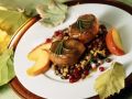 Rehsteaks auf Linsen mit Speck dazu Apfelstücke und Preiselbeeren Rezept