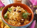 Reis mit Gewürzen, Rosinen und Pinienkernen Rezept