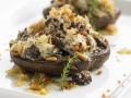 Riesenchampignons gefüllt mit Ziegenkäse und Pinienkernen Rezept