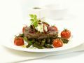 Rinderfilet auf grünem Spargel mit Cherrytomaten Rezept
