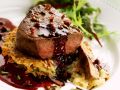 Rinderfilet mit Kartoffelrösti und roter Pfeffersoße Rezept