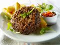Rinderhacksteak mit Salat und Pommes Rezept