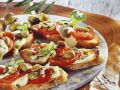 Röstbrot mit Tomate-Mozzarella und Oliven Rezept
