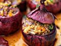 Rote Zwiebeln gefüllt mit Couscous und Aprikosen Rezept