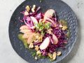 Rotkohlsalat mit Äpfeln und Walnüssen Rezept
