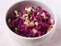 Rotkrautsalat mit Äpfeln und Nüssen Rezept