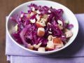 Rotkrautsalat mit Nüssen und Äpfeln Rezept
