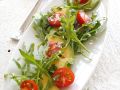 Rucola-Tomatensalat mit Avocado Rezept