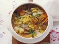 Rustikale Suppe mit Fleisch, Nudeln, Kartoffeln und Gemüse Rezept
