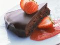 Saftiger Schokoladenkuchen mit Glasur und Erdbeeren Rezept