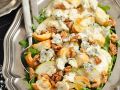 Salat mit Birne, Rucola, Nüssen und Gorgonzola Rezept