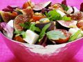 Salat mit Feigen, Feta, Tomaten und Pinienkernen Rezept