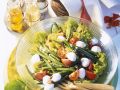 Salat mit grünen Bohnen, Mozzarella, Tomaten, Pinienkernen und Rosinen Rezept