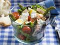 Salat mit Lachs, grünem Spargel, Cocktailtomaten und Ei Rezept