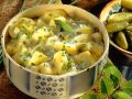 Saures Kartoffelgemüse mit Gürkchen Rezept