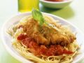 Schnitzel auf Nudeln mit Tomatensauce Rezept