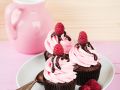 Schoko-Cupcakes mit rosa Topping Rezept