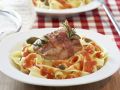 Schweinefilet im Speckmantel auf Bandnudeln mit Tomatensauce Rezept