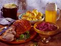 Schweinekrustenbraten mit Beilagen Rezept