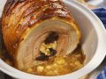 Schweinerollbraten mit Äpfeln und Pflaumen gefüllt Rezept