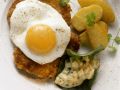 Schweineschnitzel mit Spiegelei und gebratenen Kartoffeln Rezept