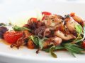 Seafood aus der Pfanne mit Tomaten und Rucola Rezept