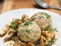 Semmel-Bohnenknödel mit Schwammerlsauce Rezept
