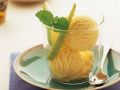 Cremiges Senf-Eis mit glasierten Birnenspalten Rezept