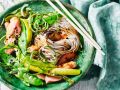 Sobanudeln mit Miso-Lachs und Gemüse Rezept