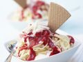 Spaghetti-Eis mit Erdbeersoße und weißen Schokoraspeln Rezept