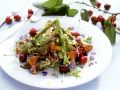 Spargel-Pfifferlingssalat mit Kirschen und Essblüten Rezept