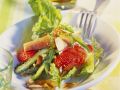 Spargelsalat mit Erdbeeren, geräucherter Forelle und Mandeln Rezept
