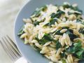 Spinatsalat mit Orzo-Nudeln Rezept
