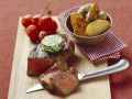 Steak mit Kräuterbutter, gebackenen Kartoffeln und Tomaten Rezept