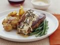 Steak mit Pfeffersoße, Bratkartoffeln und Bohnen Rezept