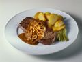Steaks mit Zwiebelsauce und Röstkartoffeln Rezept