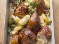 Stücke vom Entenbraten mit Apfel, Zwiebeln und Kräutern Rezept