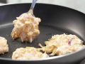 Süßkartoffelpuffer auf Löwenzahn Zubereitung Schritt 4 Süßkartoffelpuffer auf Löwenzahn Zubereitung Schritt 4