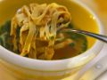 Suppe mit Pfannkuchenstreifen Rezept