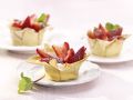 Teigkörbchen mit Cremefüllung und frischen Erdbeeren Rezept