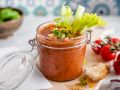 Tomaten-Gazpacho mit Sellerie im Glas Rezept