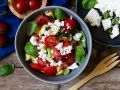 Tomaten-Zucchini-Salat mit Feta Rezept