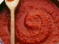 Topf mit selbst gemachter Tomatensauce Rezept